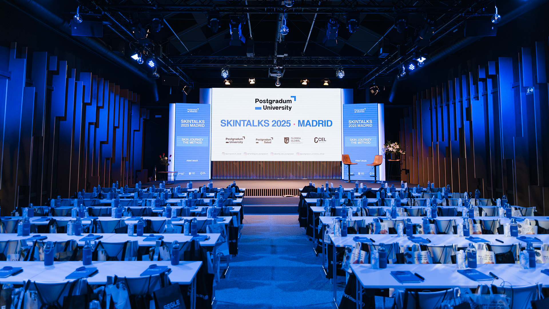 Ponentes en el escenario de SkinTalks, evento presencial de Postgradum en Madrid