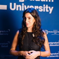 Alumno de Postgradum sonriendo tras finalizar su máster